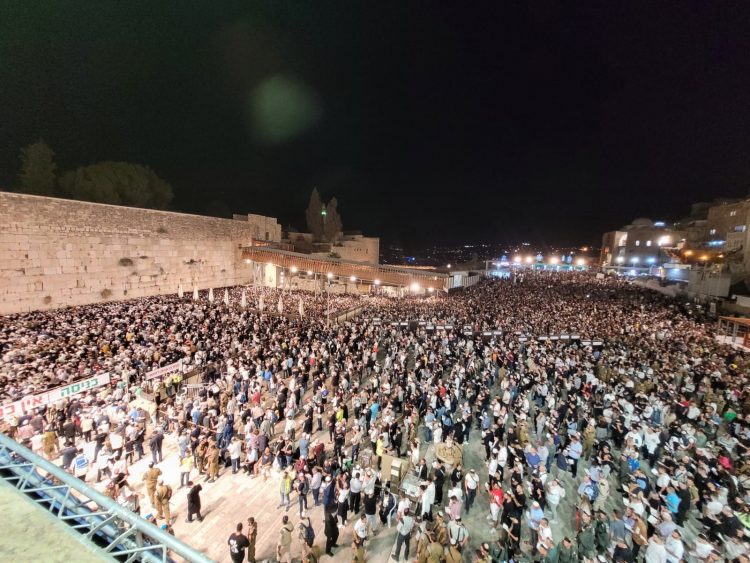 Masses fill the Kotel Plaza in Jerusalem for the final night of Slichot photo by TPS