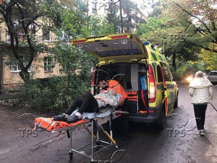 Vadim taking the woman out of the ambulance in Uzghorod_censored