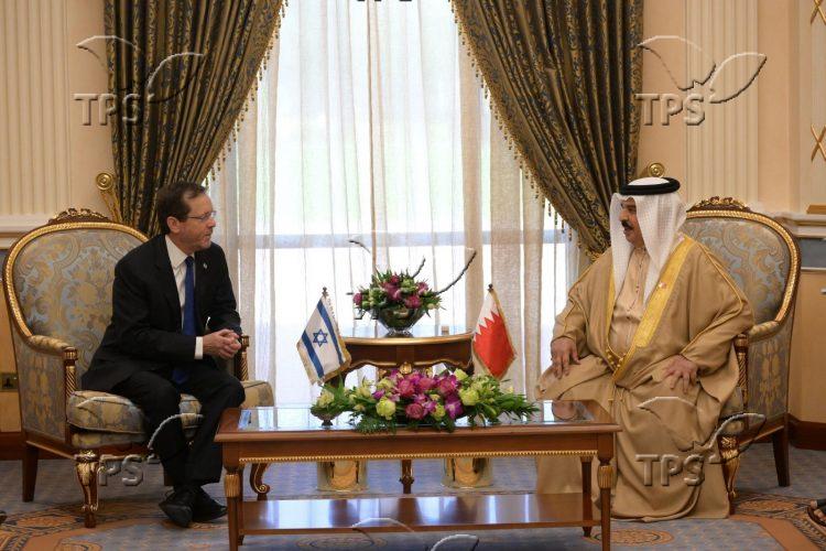 President Isaac Herzog is welcomed to the Al-Qudaibiya Palace in Manama2
