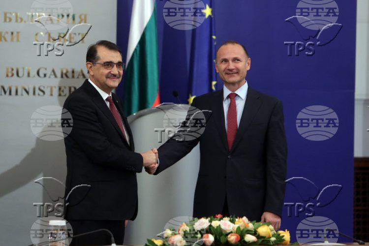 Energy Ministers Rossen Hristov (right) of Bulgaria and Fatih Donmez of Turkiye at the signing of the agreement with Botas, Jan. 3 (BTA Photo)