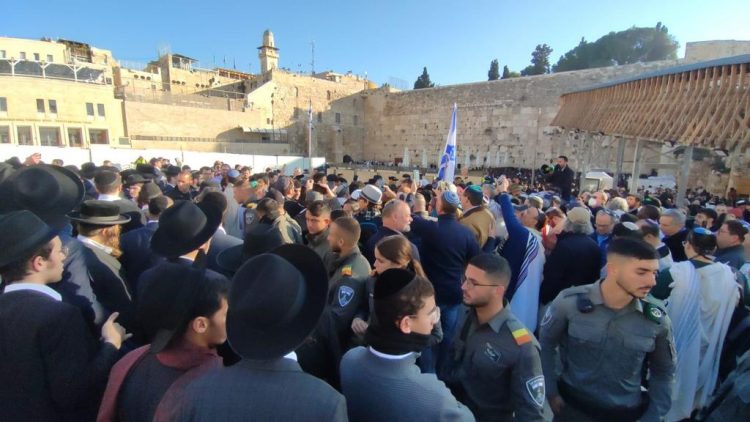 Clashes at the Western Wall during prayer for the new month of Adar