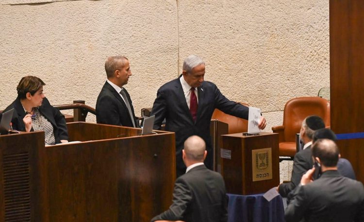 PM Benjamin Netanyahu votes for judicial committee photo by tps