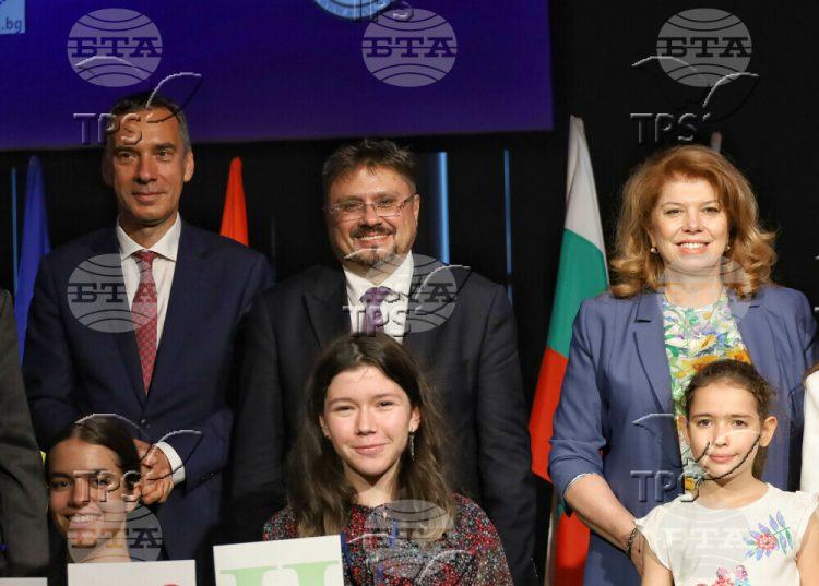 VP Iotova (right) and BTA Director General Valchev (centre) with the winners at the award ceremony (BTA Photo)