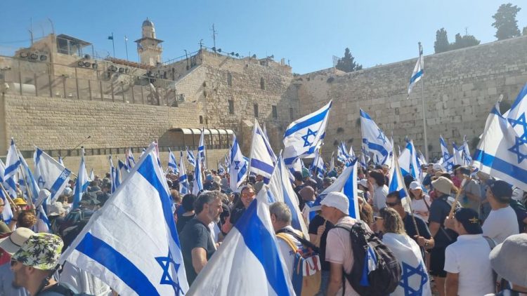 Prayer for Israel’s unity at the Western Wall