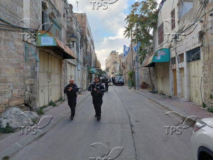 Woman terrorist stopped in Hebron