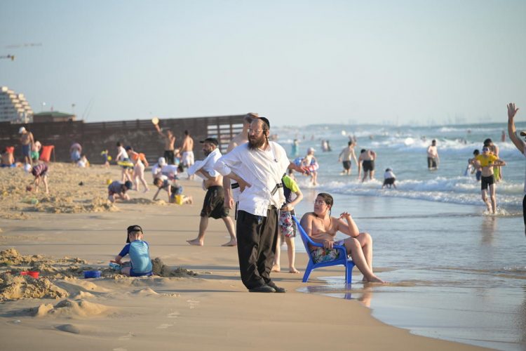 Ultra-Orthodox vacationers enjoy the Bein Hazmanim vacation