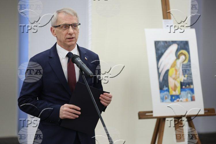 Prime Minister Nikolay Denkov at a Christmas exhibition on December 20, 2023 (BTA Photo)