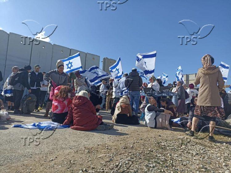Protesters block passage of humanitarian aid into Gaza