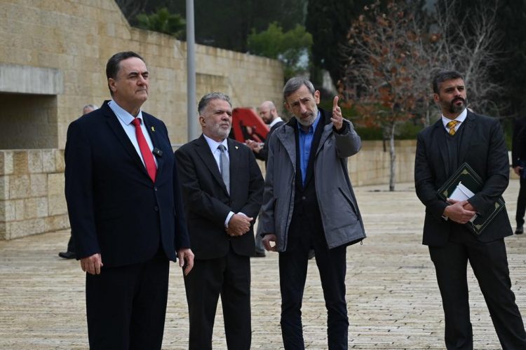 Brazilian Ambassador to Israel Tours Yad Vashem