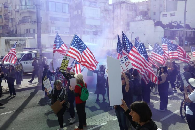 Rally in front of the American consulate in Tel Aviv