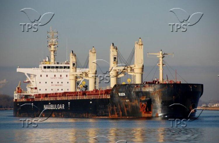 The bulk carrier Ruen (BTA Photo)