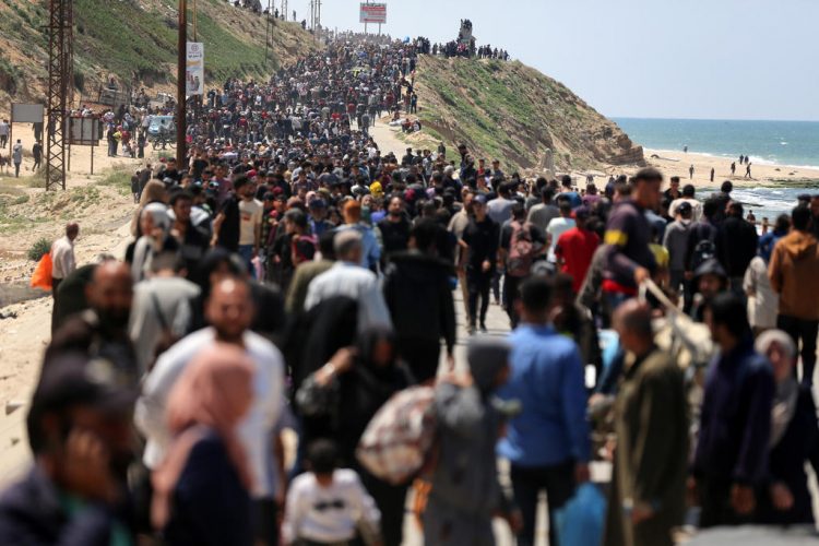 Palestinians make their way back to northern Gaza Strip