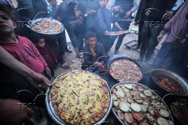 Palestinians prepare the iftar in Deir al-Balah refugee camp