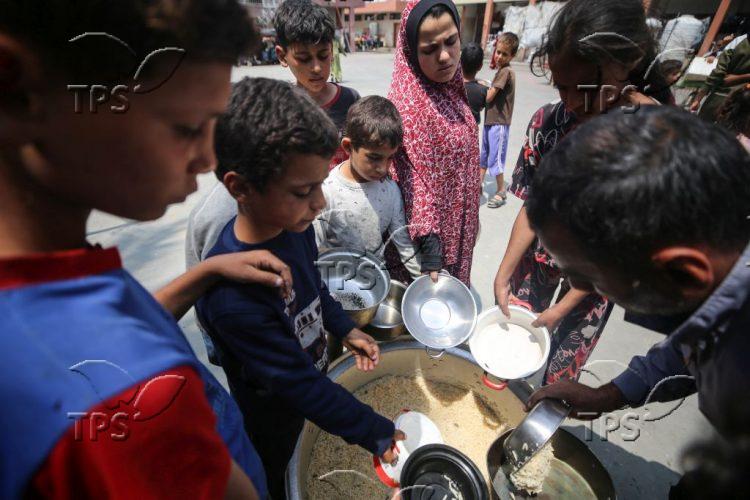 WCK charity organization provides meals to Palestinians in Deir al-Balah