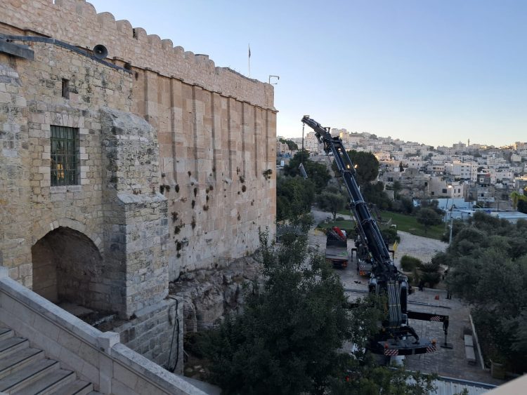 Demolishing a synagogue in Hebron